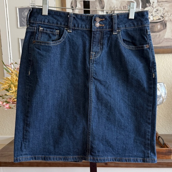 Old Navy Size 4 Medium Wash Stretch Denim Skirt Classic Retro Jean Mini - Picture 1 of 9